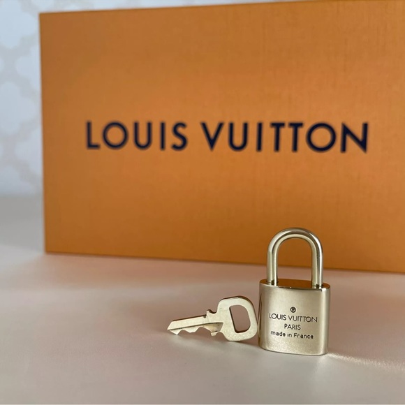 Louis Vuitton LV Mini Padlock with matching Key Gold - Picture 5 of 5
